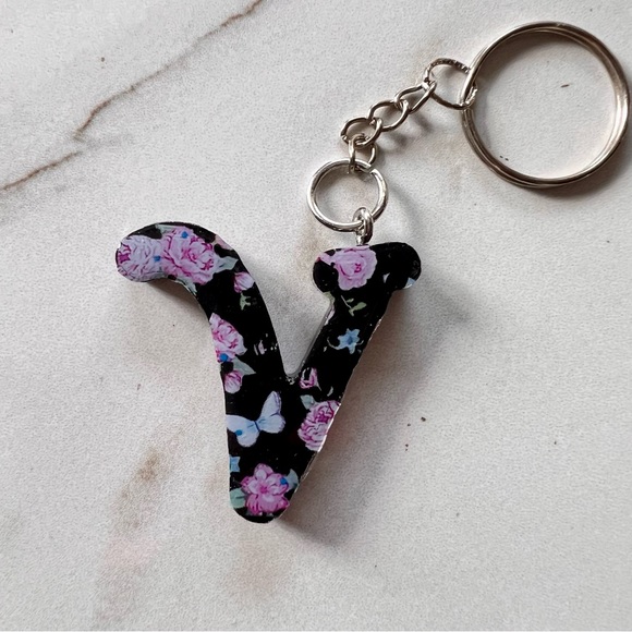 Handmade Initial Keychain | Letter V - Picture 3 of 4
